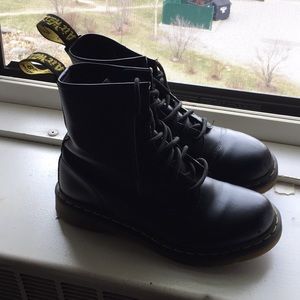 Classic Doc Martens in black